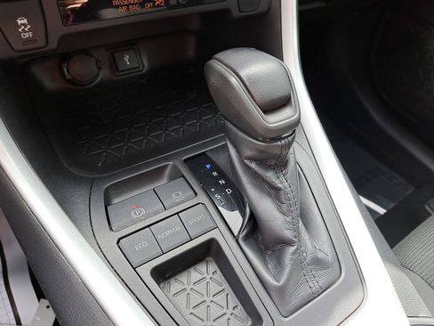 Used 2021 Toyota RAV4 LE image 26