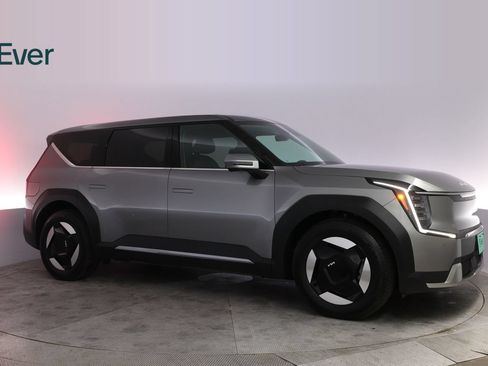 Used 2024 Kia EV9 Light Long Range RWD image 14