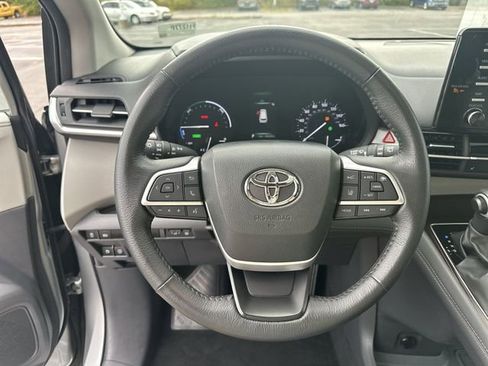 Used 2024 Toyota Sienna XLE image 19