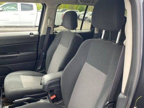 Used 2014 Jeep Patriot Latitude AWD/4WD image 6