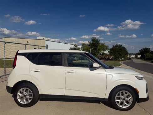 Used 2021 Kia Soul S FWD image 2