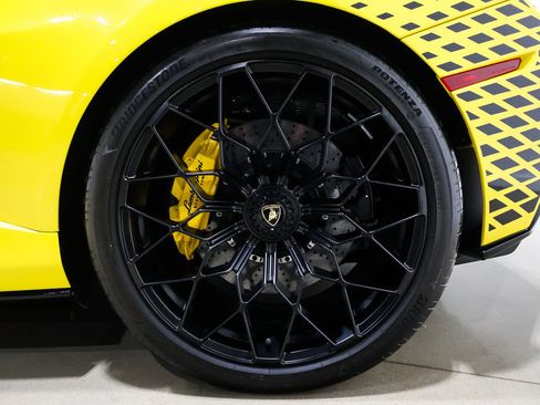 Used 2022 Lamborghini Huracan STO image 20