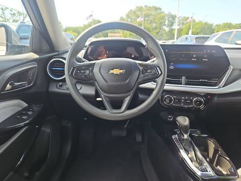 Used 2025 Chevrolet Trax LT FWD image 13