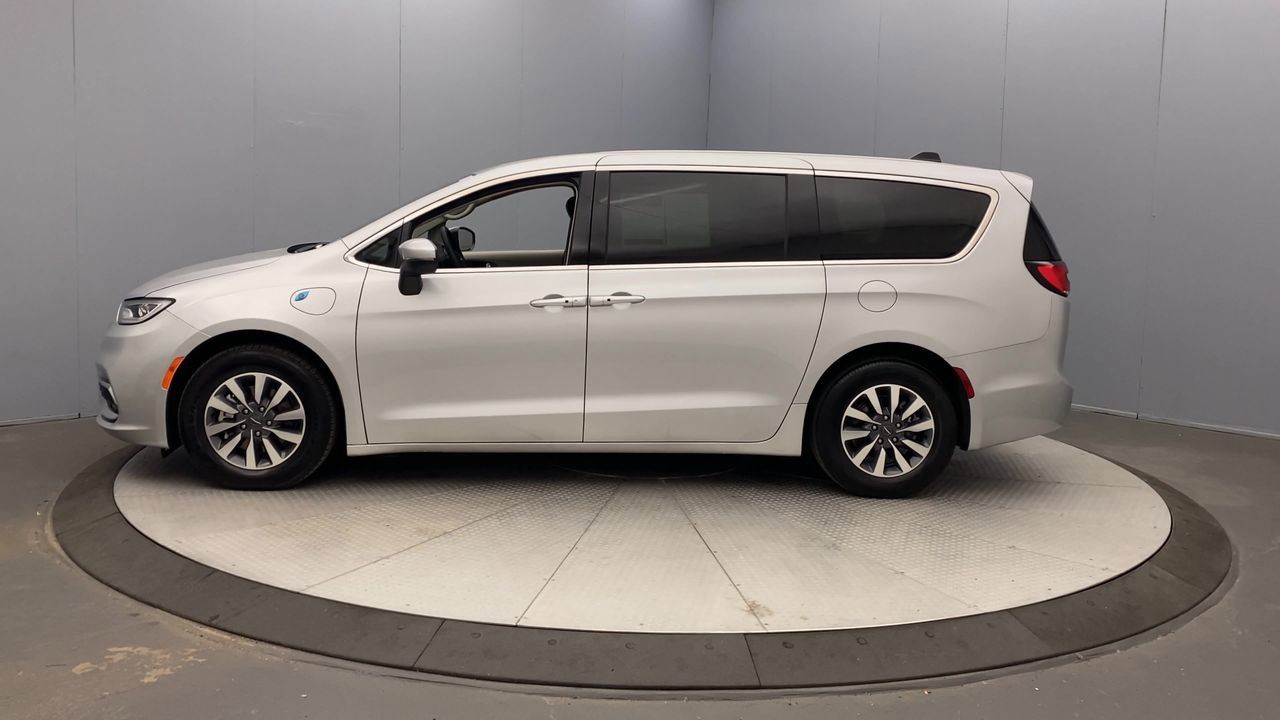 Used 2023 Chrysler Pacifica Touring-L FWD image 2