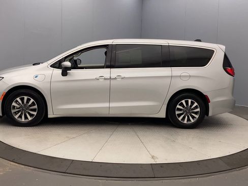 Used 2023 Chrysler Pacifica Touring-L FWD image 2