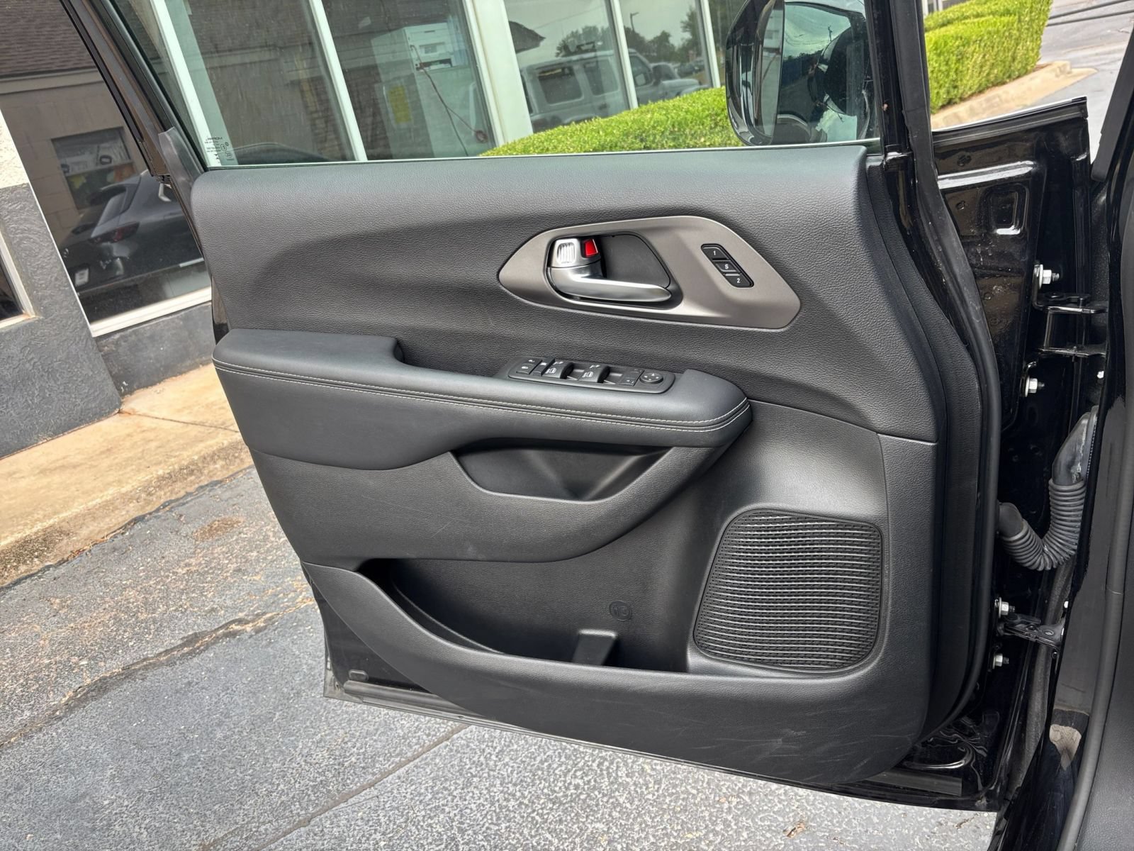 Used 2025 Chrysler Pacifica Select FWD image 18