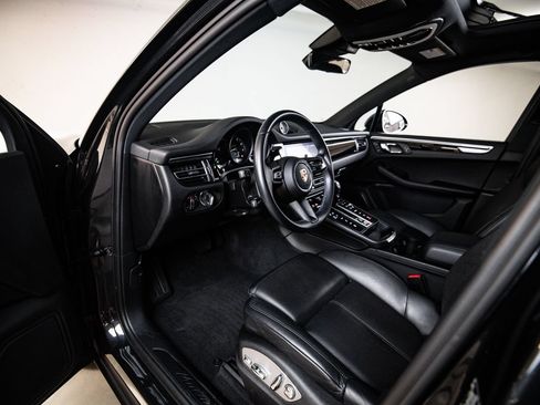 Certified 2024 Porsche Macan AWD/4WD image 4