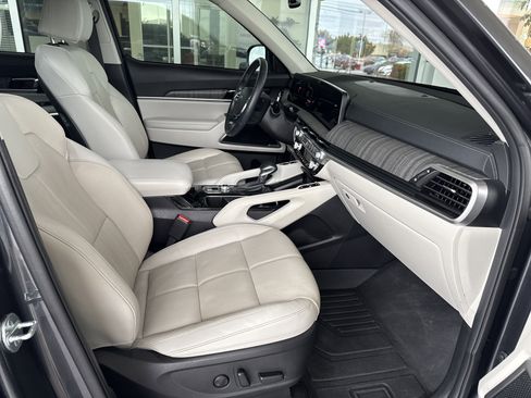 Used 2023 Kia Telluride EX w/ EX Captain's Chair Package image 18