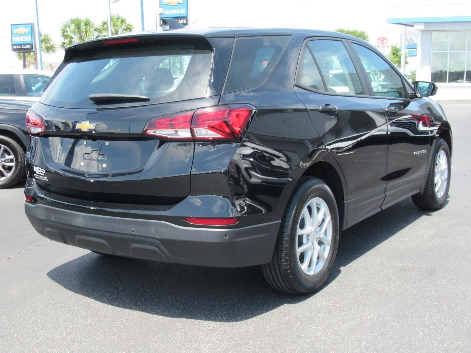 Used 2024 Chevrolet Equinox LS w/ Driver Confidence II Package FWD image 5