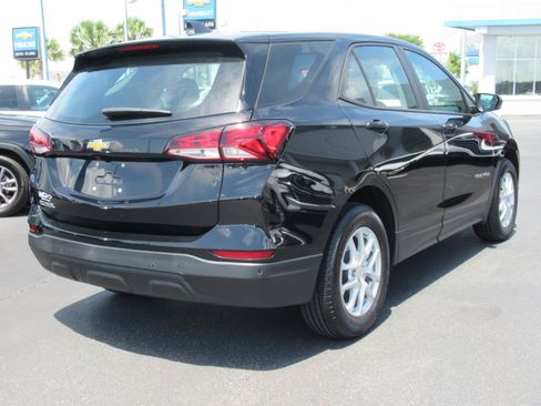 Used 2024 Chevrolet Equinox LS w/ Driver Confidence II Package FWD image 5