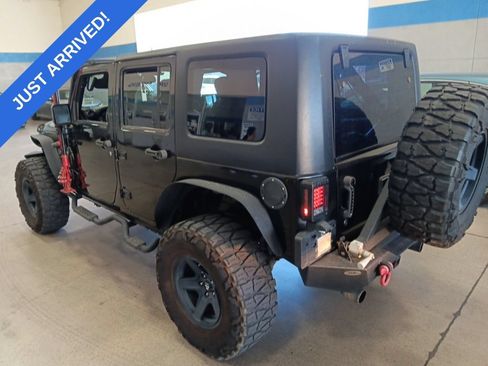 Used 2017 Jeep Wrangler Unlimited Sahara w/ Connectivity Group AWD/4WD image 4