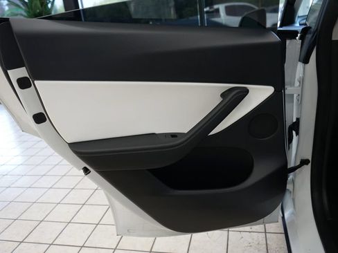 Used 2021 Tesla Model Y Long Range AWD/4WD image 43