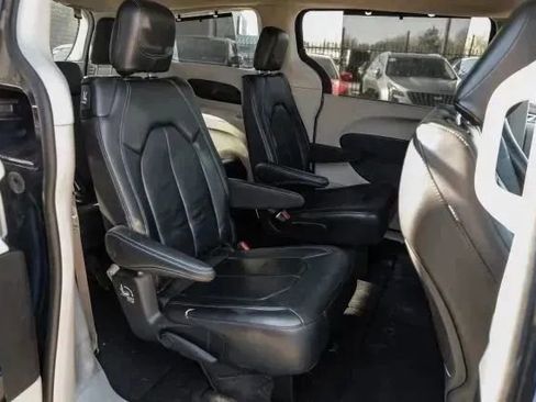 Used 2021 Chrysler Pacifica Touring-L image 43