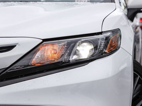 Used 2023 Toyota Camry SE image 2