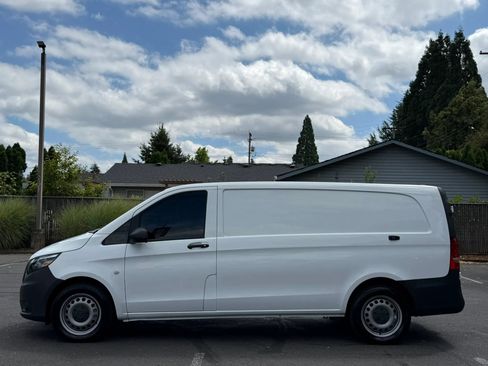 Used 2022 Mercedes-Benz Metris image 2