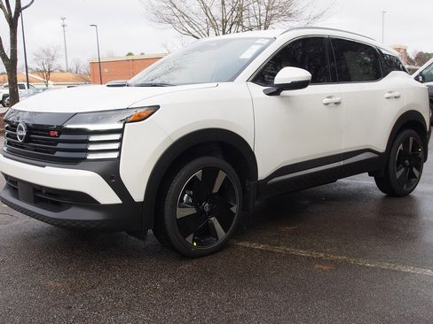 Used 2025 Nissan Kicks SR image 3