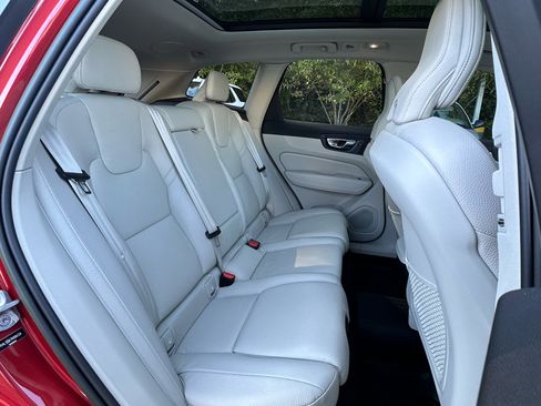 Used 2022 Volvo XC60 B5 Momentum w/ Advanced Package image 18