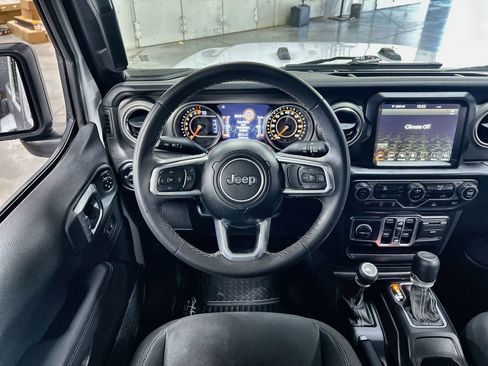 Used 2023 Jeep Gladiator Overland AWD/4WD image 18