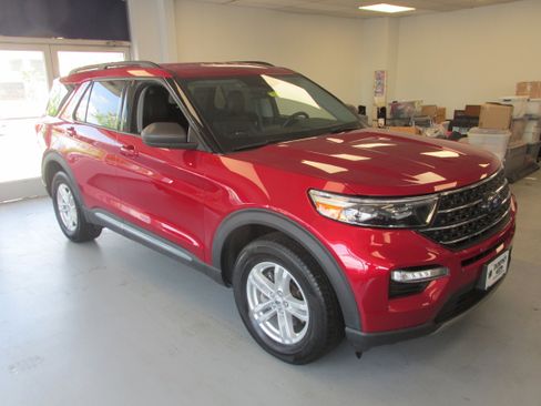 Certified 2022 Ford Explorer XLT w/ Equipment Group 202A image 3