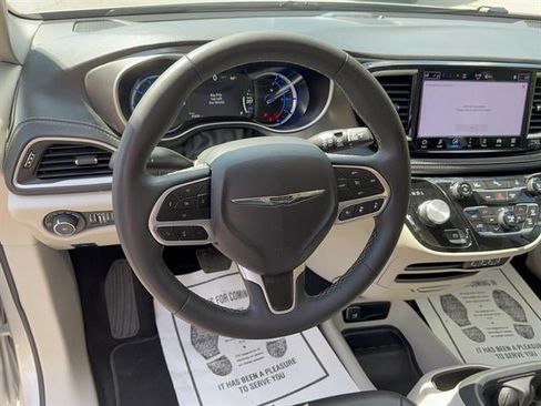 Used 2024 Chrysler Pacifica Limited FWD image 17