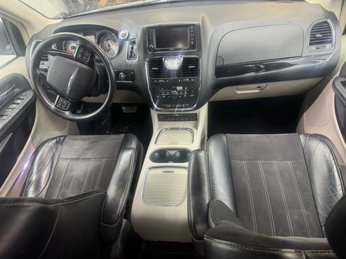 Used 2016 Chrysler Town & Country Limited FWD image 7