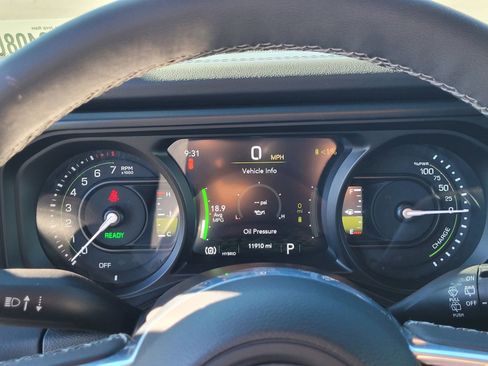 Used 2025 Jeep Wrangler Unlimited Sahara AWD/4WD image 28