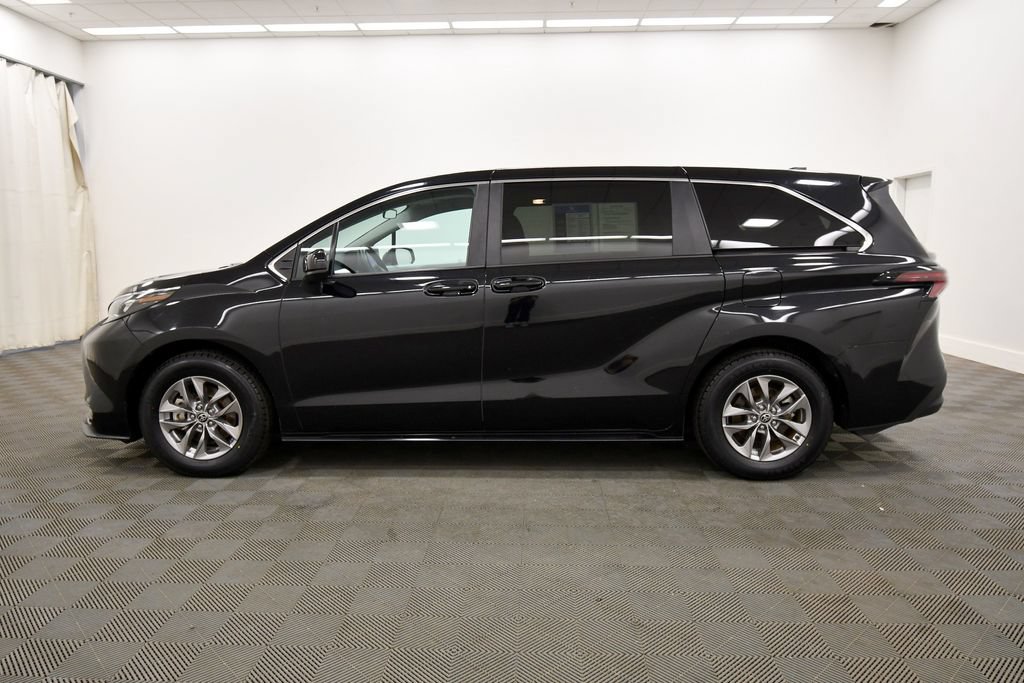 Used 2025 Toyota Sienna LE FWD image 4