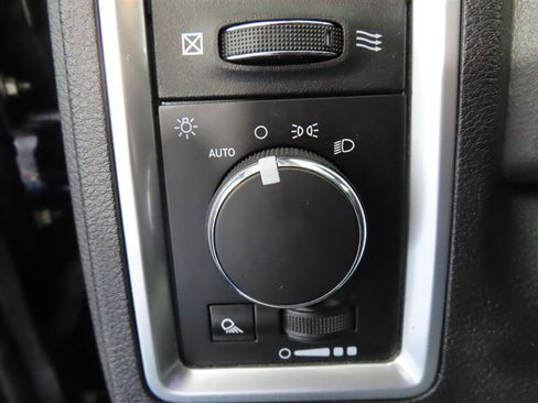 Used 2018 RAM 1500 Classic SLT w/ Luxury Group image 18