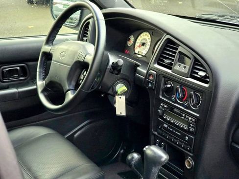 Used 2001 Nissan Pathfinder SE image 17