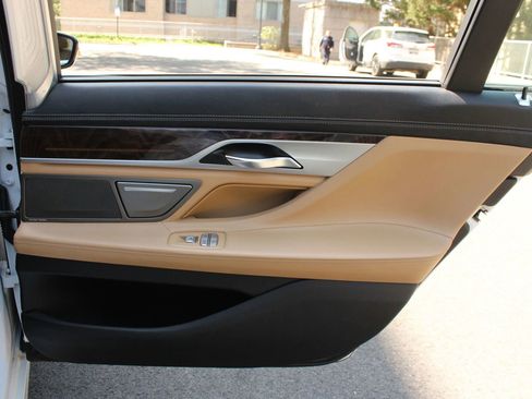 Used 2017 BMW 750i xDrive image 25