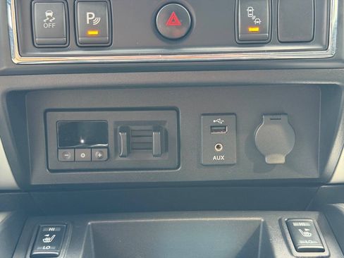 Used 2017 Nissan Titan SV AWD/4WD image 33