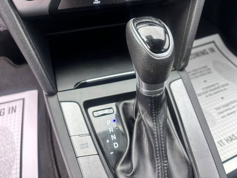 Used 2018 Hyundai Elantra SE FWD image 25