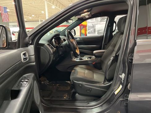 Used 2021 Jeep Grand Cherokee Laredo w/ Security & Convenience Group AWD/4WD image 12