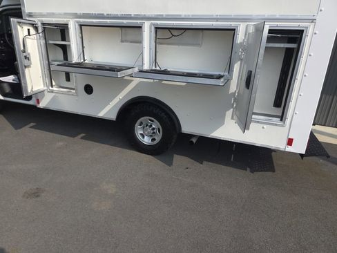 Used 2018 Chevrolet Express 3500 w/ Power Convenience Package image 4