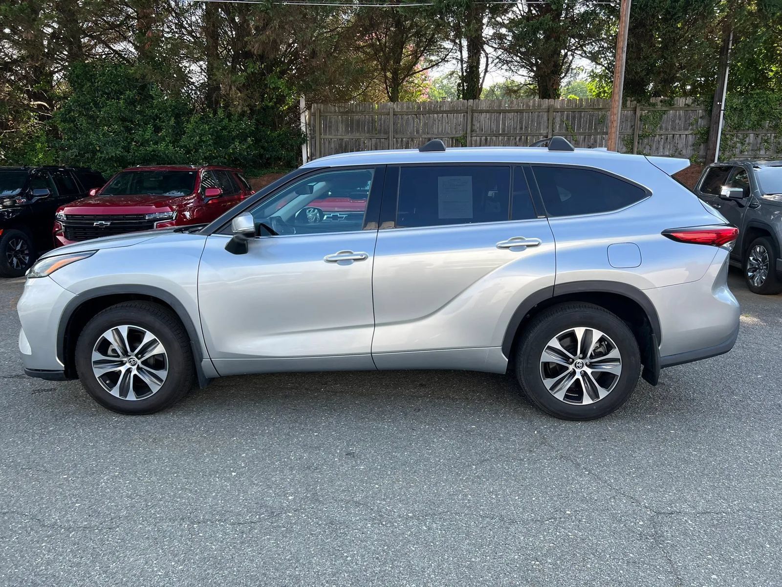 Used 2022 Toyota Highlander XLE AWD/4WD image 7
