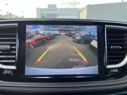 Used 2025 Chrysler Pacifica Select w/ Uconnect Theater Family Group image 31