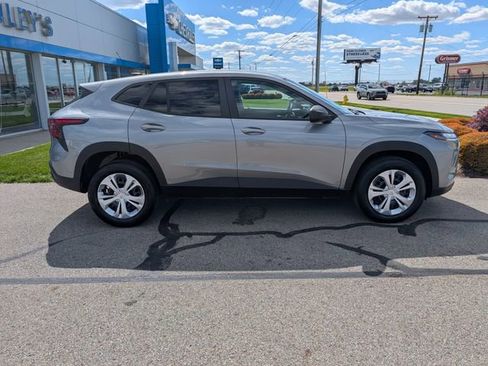 Used 2024 Chevrolet Trax LS FWD image 2