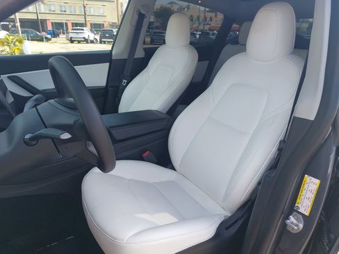 Used 2021 Tesla Model Y Long Range image 15