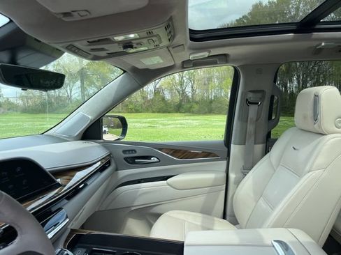 Used 2023 Cadillac Escalade ESV Premium Luxury Platinum RWD image 18