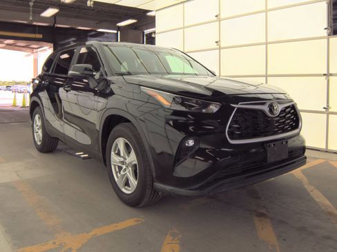Used 2025 Toyota Highlander LE image 6