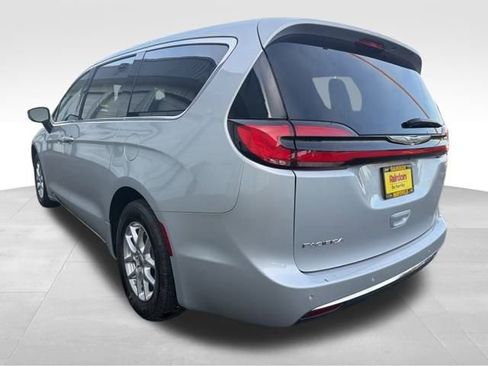 Used 2024 Chrysler Pacifica Touring-L image 5