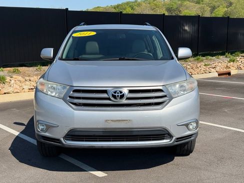 Used 2011 Toyota Highlander SE w/ Tow Pkg image 2