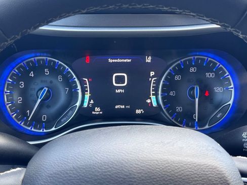 Used 2023 Chrysler Pacifica Touring-L FWD image 12