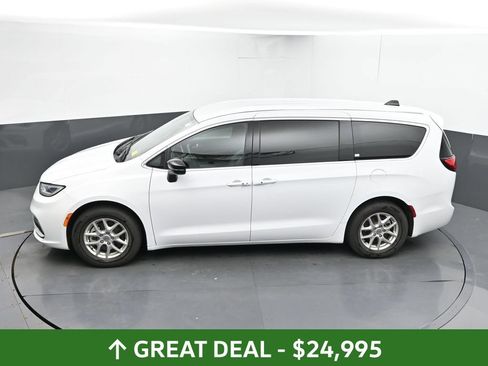 Used 2025 Chrysler Pacifica Select FWD image 38
