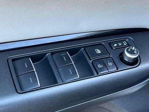 Certified 2021 Toyota Venza LE w/ Carpet Mat Package (TMS) AWD/4WD image 13