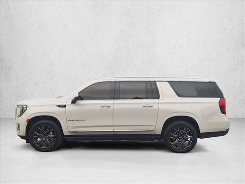 Used 2023 GMC Yukon XL Denali AWD/4WD image 9