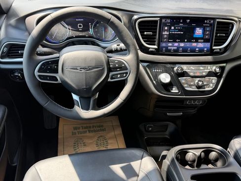 Used 2025 Chrysler Pacifica Select FWD image 9