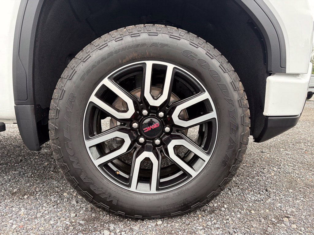 Used 2025 GMC Sierra 1500 AT4 w/ Technology Package AWD/4WD image 27