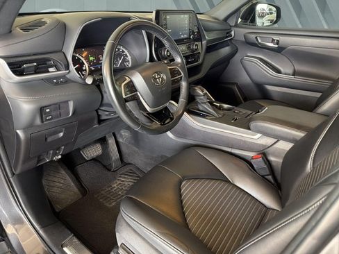 Used 2022 Toyota Highlander XSE FWD image 10