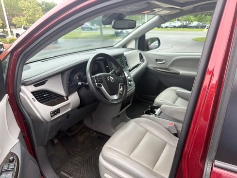 Certified 2019 Toyota Sienna XLE w/ XLE Navigation Package FWD image 19